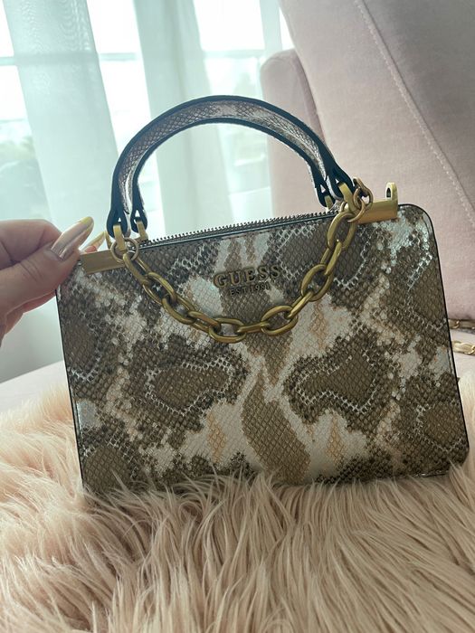 Чанта Guess страхотен принт