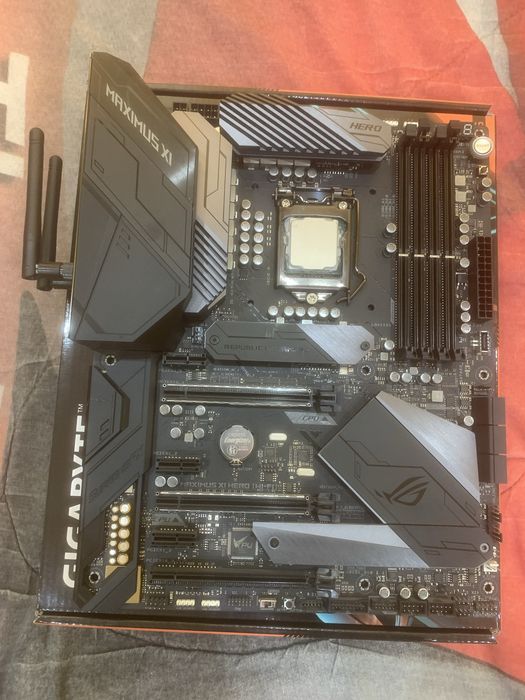 Asus Rog Strix Maximus XI  WiFi Z390 LGA1151 DDR4 + i7 8700