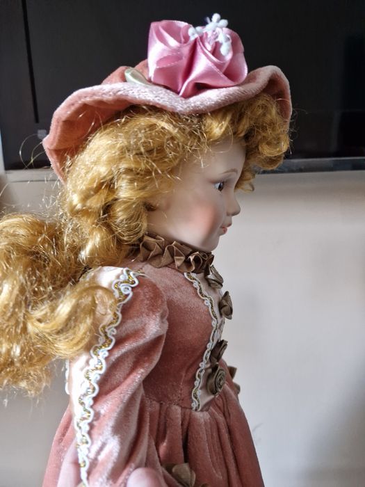 Păpușă de porțelan.