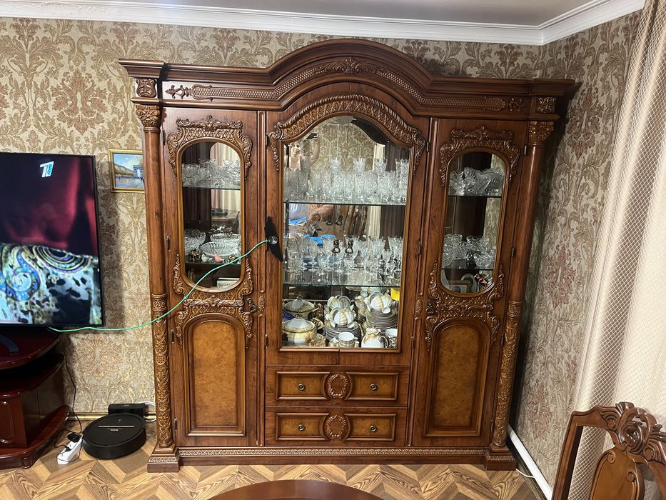 Сервант в гостинную (горка, стенка)