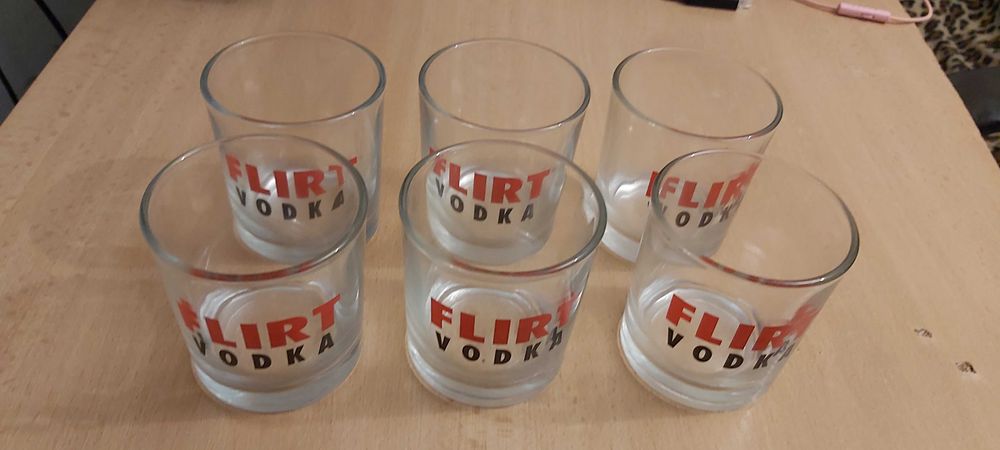 Продавам 6 броя чаши с надпис блек рам уиски