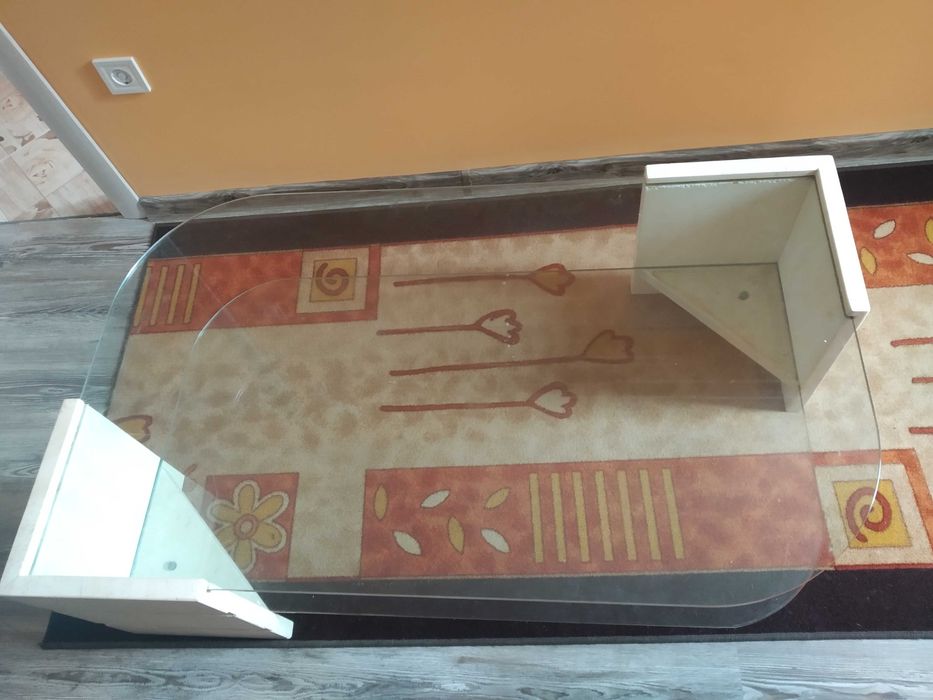 Стъклена ниска маса със мраморни крака