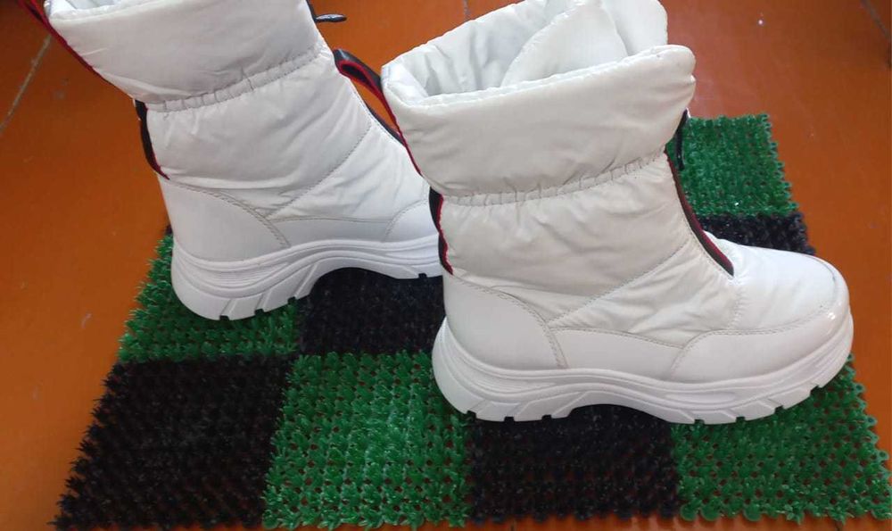 Продам белые сапожки  размер 40-41