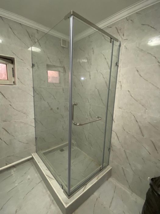 Стеклянные душевые кабины