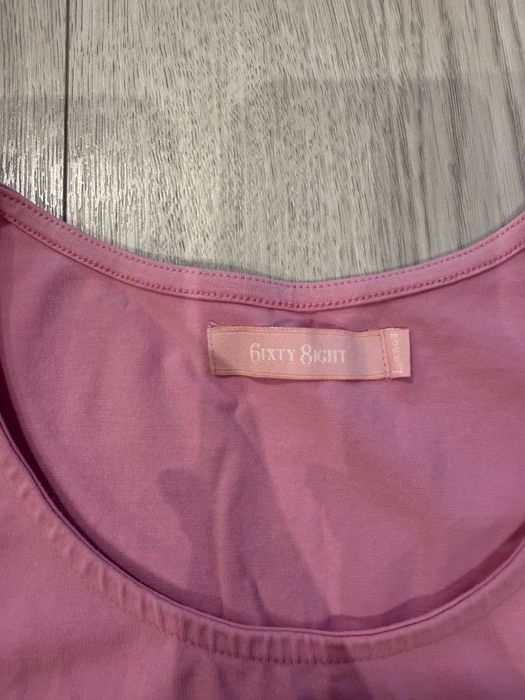 черни къси панталони и розова блузка