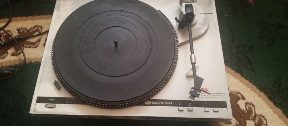 Радиотехника Проигрыватель без колонки работает