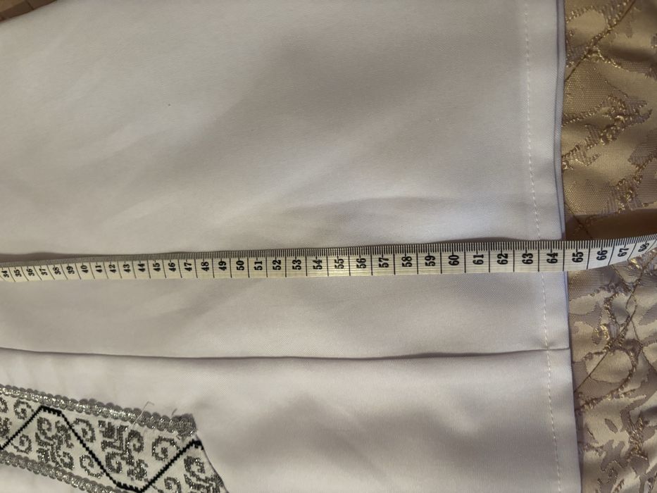 Costum popular facut manual