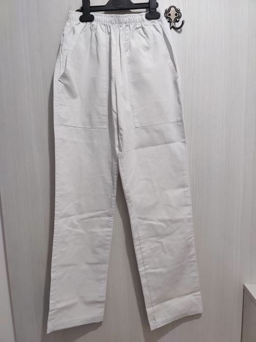 Pantaloni albi pentru asistenți