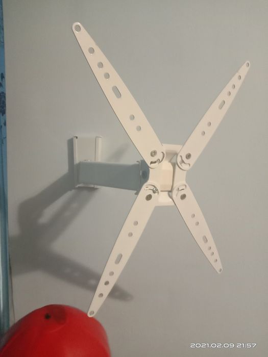 Угловой кронштейн для телевизора