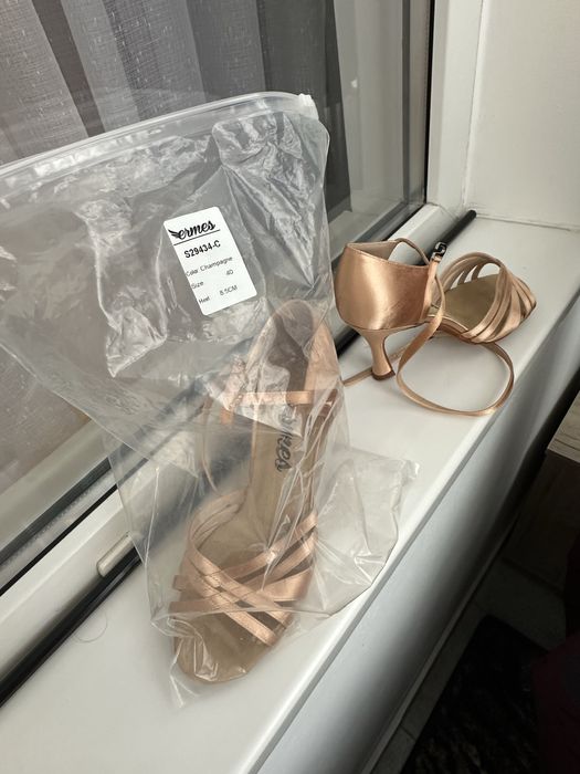 Vand pantofi ermes, de dans latino, nr 40 noi nepurtați