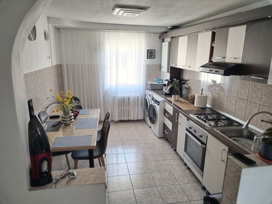 Vand apartament cu 4 camere