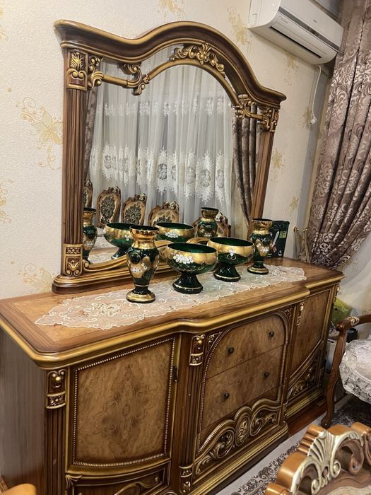 Гостинный мебель. Стенка,комод,стол и стулья.