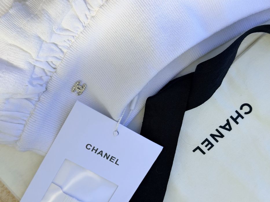 Chanel fusta cu pantalon scurt