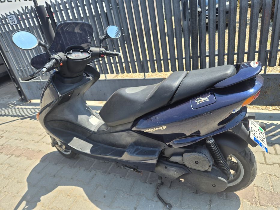 Vand scuter Yamaha majesty 150cm3. Înmatriculat. Pornește dar are probleme carburator. Îl vand in lipsa de timp pentru el .
