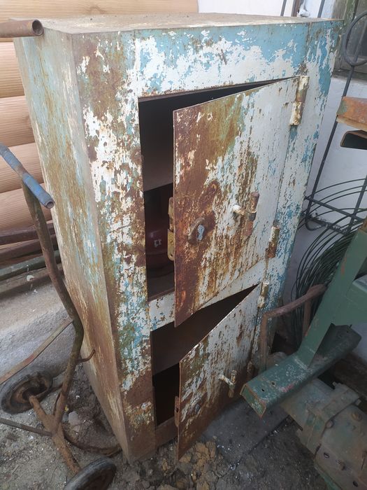 Сейф металлический