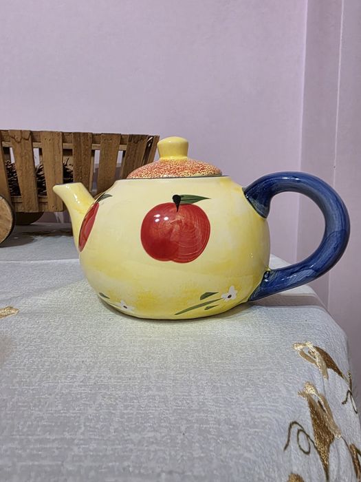 Керамичен чайник с ръчно изрисувани плодове и слънчогледи . Нов