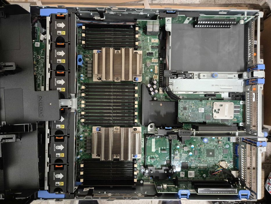 Dell R740xd сървър 24x 2.5" SFF, 2x Gold 6140, 0Gb RAM, релси, бленда