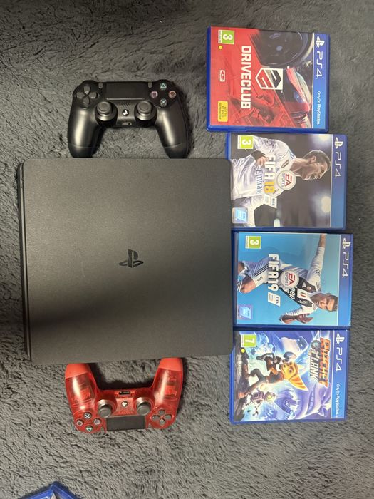 Playstation 4, cu 2 Manete si 4 jocuri