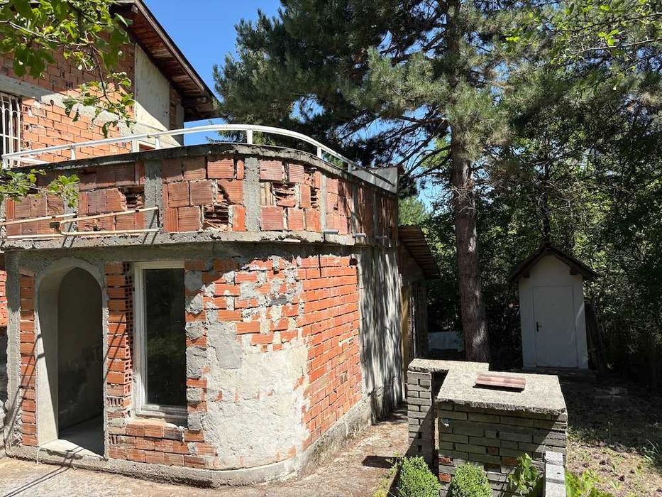 Имот с къща във вилната зона на Герман/София