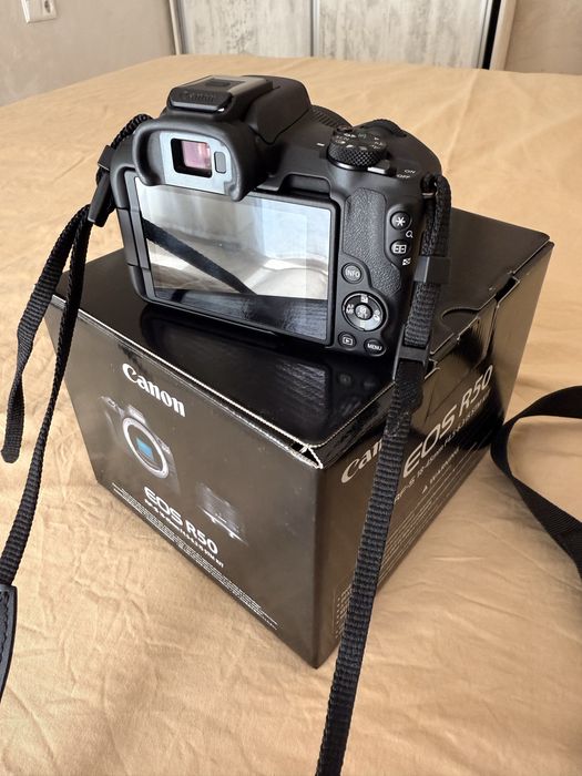 Canon EOS R50 - без следи от употреба