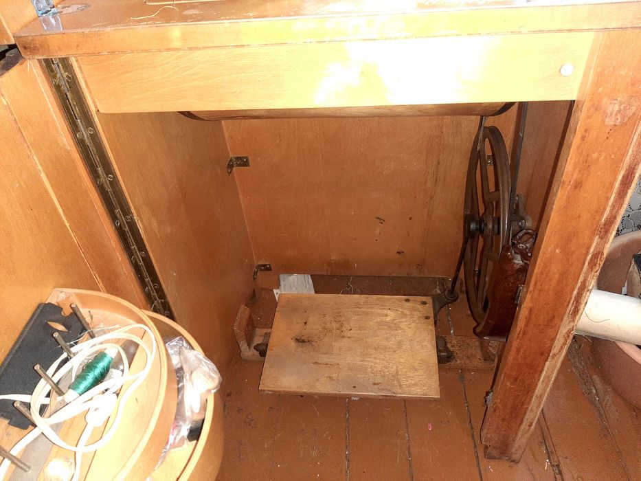 Продам ножную швейную машинку