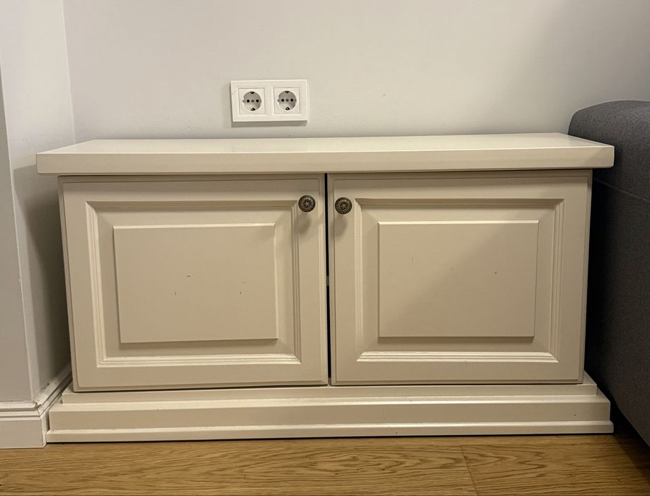 Малко шкафче от МДФ и масив