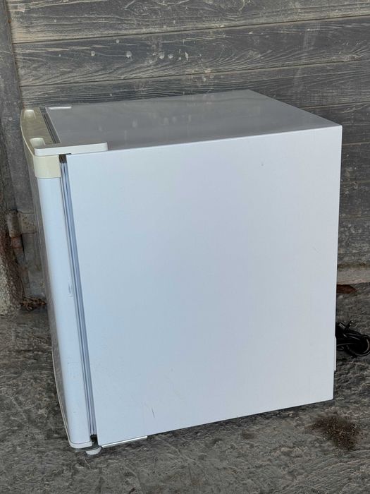 Малък вертикален фризер