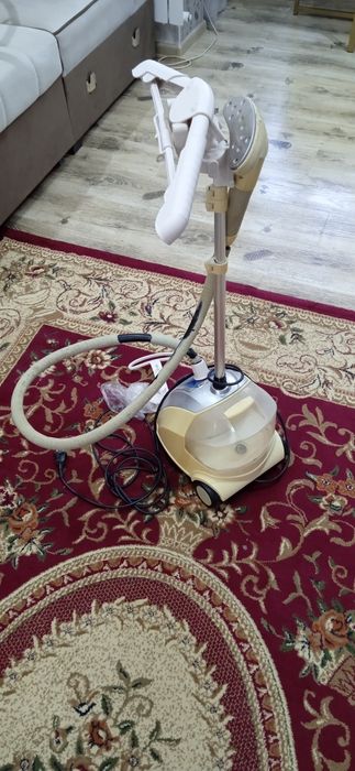 Паровой утюг для выглаживания костюмов,платья.