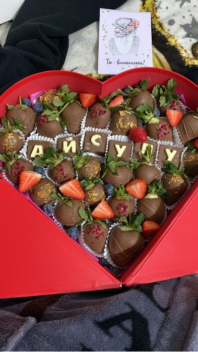 Клубника, финики в шоколаде