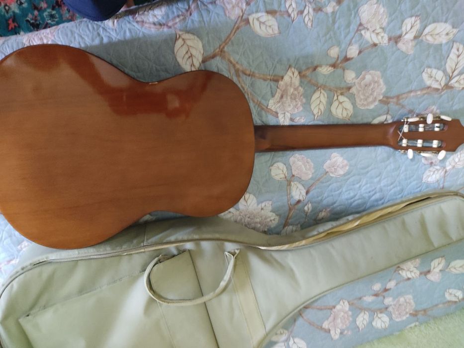 Гитара акустическая YAMAHA с чехлом и кападасьром в комплекте