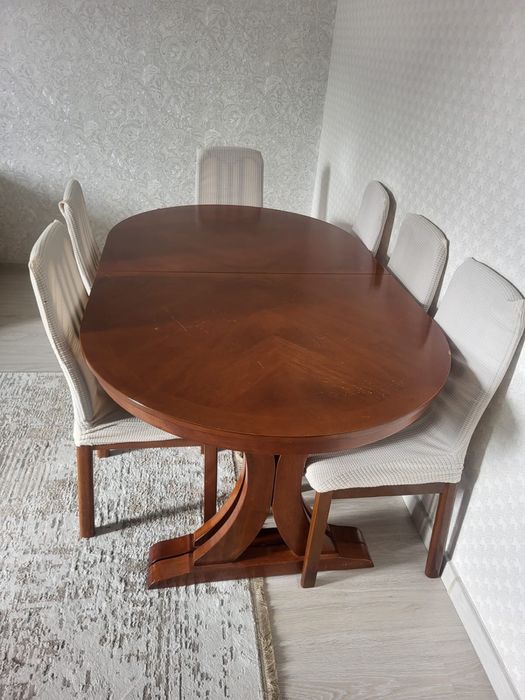 Стол и шесть стульев