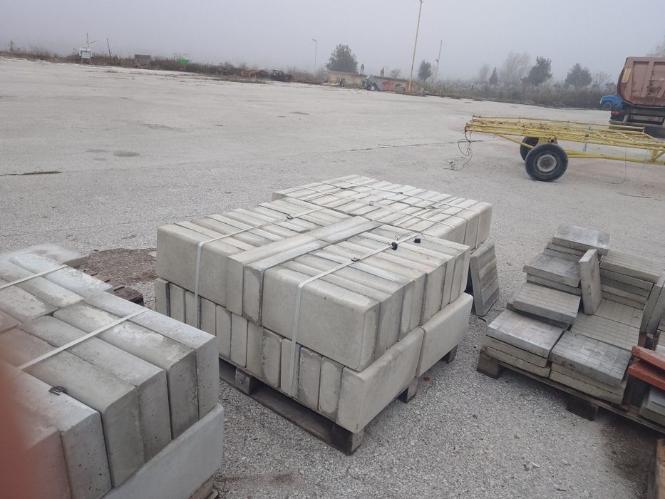 Пътна ивица 10/25/50 и бетонни колове.