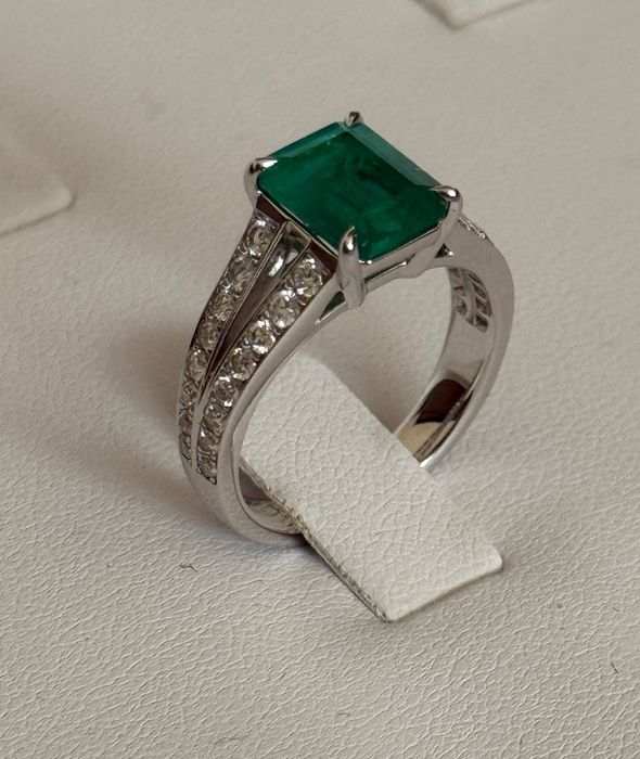 18К Италиански Златен Пръстен с 2,6К Изумруд и 0,60К Диаманти;