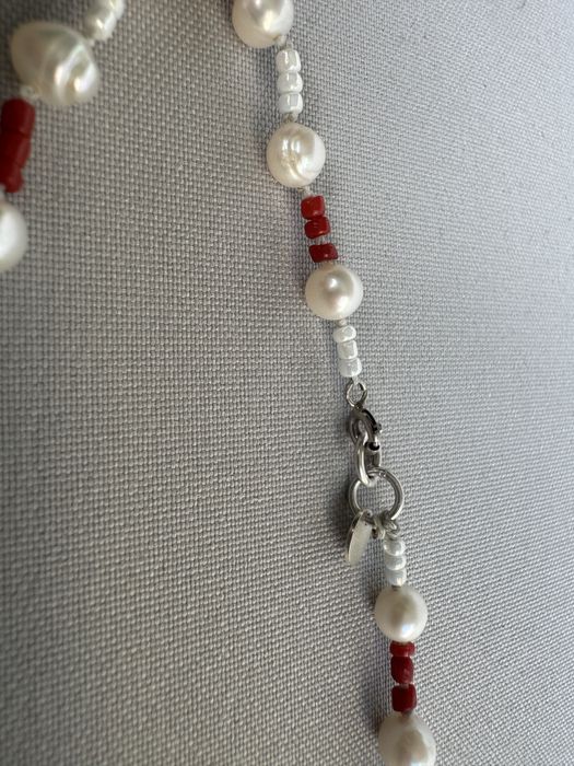 Colier lucrat manual din argint, perle, coral si margele de nisip