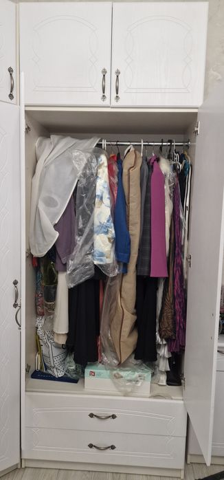 Продам шкаф угловой для спальни