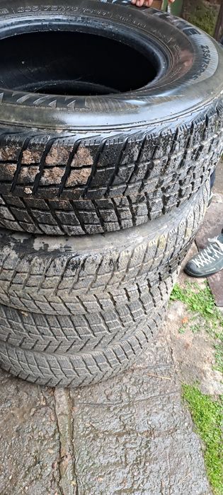 Зимни гуми за джип 235/75-15 в добро състояние.Цена 450лв