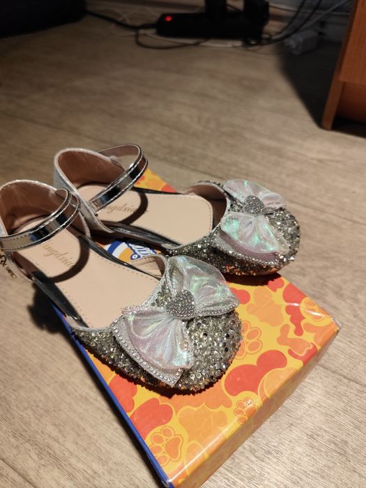 Продам сандалии нарядные