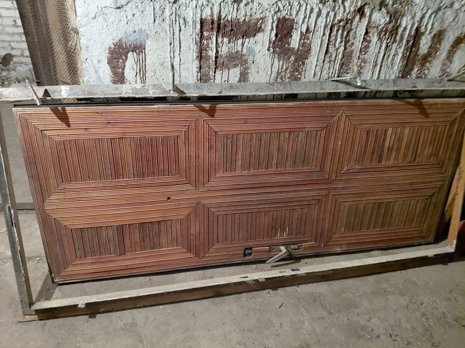 Продам б/у железную наружную дверь