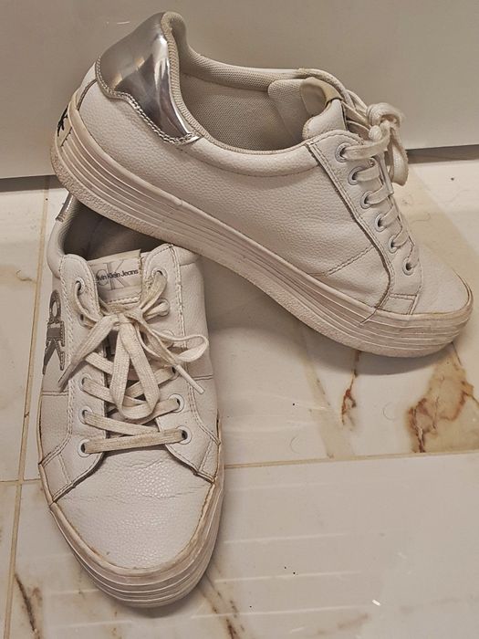 Бели спортни обувки