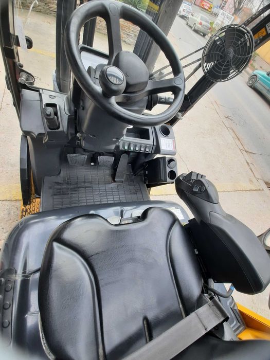 Газокар Катерпилар и Ножична палетна количка с товароподем 1500кг.