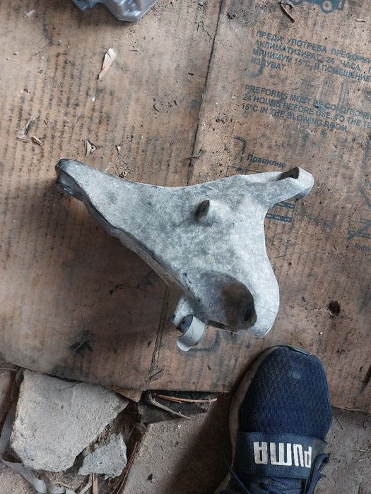 Лапа двигател е90 е91 бмв  2.0д 184кс bmw e90 e91 2.0d