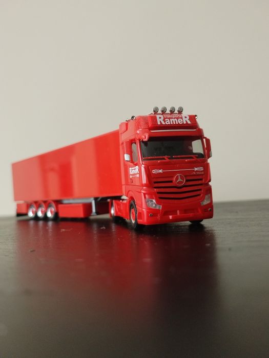 Камион Мерцедес Актрос.
