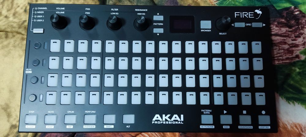 Продаю оборудование для музыкантов.