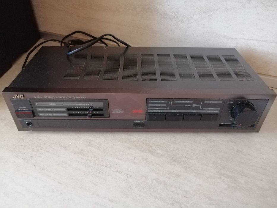 Ретро усилвател JVC