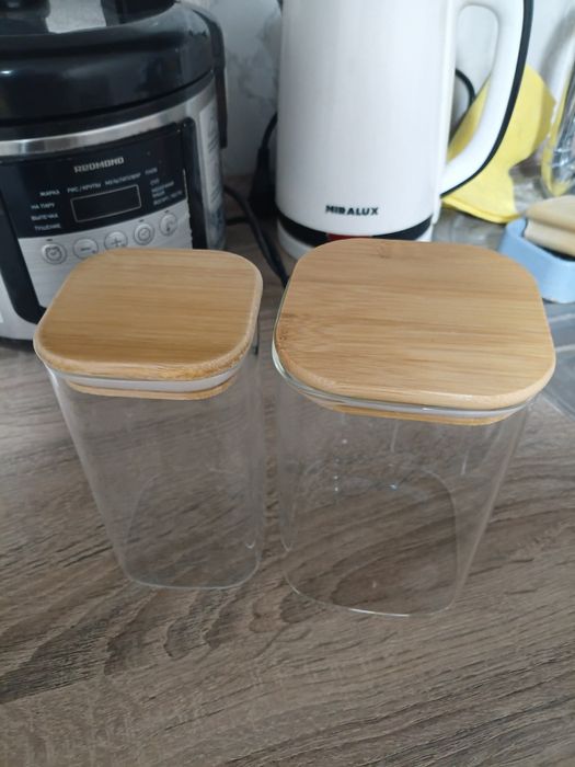 Две стеклянные банки для сыпучих продуктов