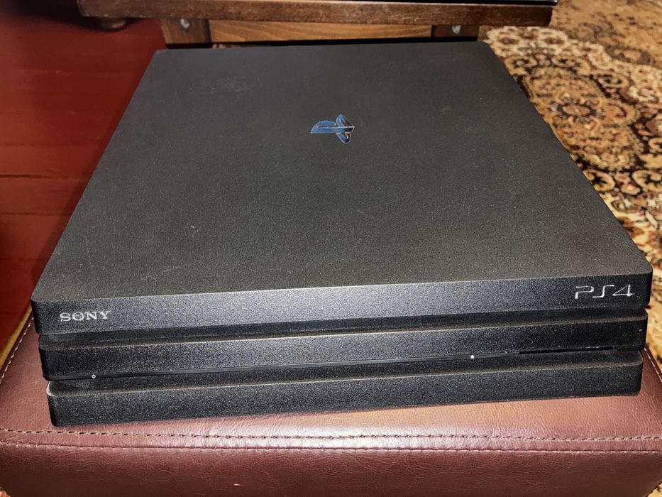 Consola Sony PS4 Pro impecabila + 4 controllere