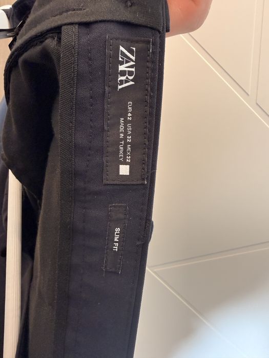 Тъмно син костюм на ZARA