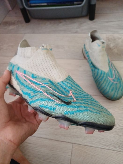 Прлодам футбольные бутсы