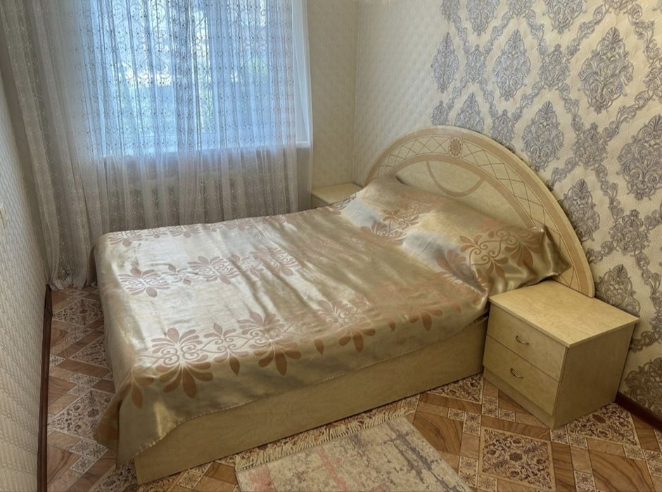 Шкаф и диван в месте