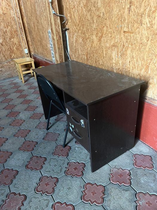 Рабочий стол со стулом